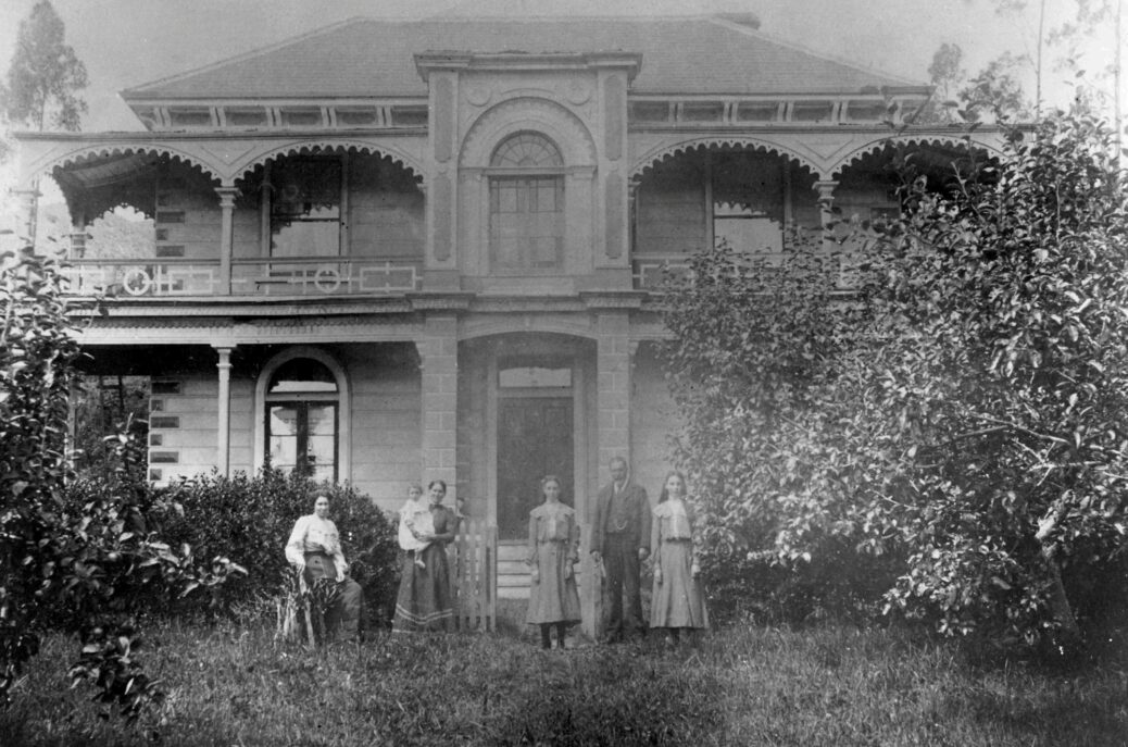 "Northbrook" Moores Valley with Wood family in front - Burdan Collection, ATL. L-R Florence Wood, Clara on Mary Wood's hip; twins, Elsie & Annie either side of father, James Wood, c. 1905 - WHMS: B194