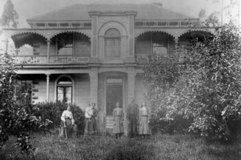 "Northbrook" Moores Valley with Wood family in front - Burdan Collection, ATL. L-R Florence Wood, Clara on Mary Wood's hip; twins, Elsie & Annie either side of father, James Wood, c. 1905 - WHMS: B194