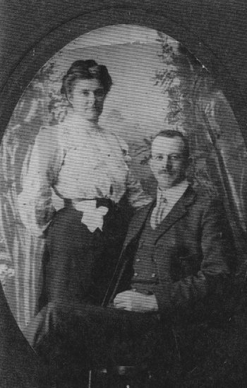 Isabel Agnes Worthington (nee Sinclair) and Percy Knight Worthington - ex Maxine Worthington - WHMS: P1701