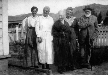 Sinclair family group - L-R Jeanne Spiers Peck (1/2 sister to Kate Chambers) Isabel Agnes (Dot) Worthington (1/2 sister to Kate Chambers); Jeanne Louise Henrietta Corndoz Hill (2nd wife of John Sinclair); Kate Chambers (eldest daughter of 1st wife of John Sinclair); John Sinclair (1844 - 1925) - ex Maxine Worthington - WHMS: P1703