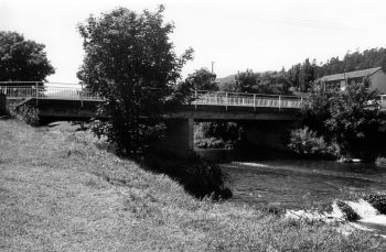 "School" bridge over WOA River - old School (now Museum) top right (Second bridge a concrete structure built by Charles Whitcher in 1915/6) Widened in 1954 by Williams - 13 Nov 1983 - WHMS: T4243
