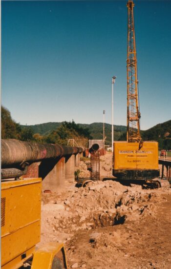 Green Pipe under construction next to old pipeline - 1988 - © Jeremy Foster