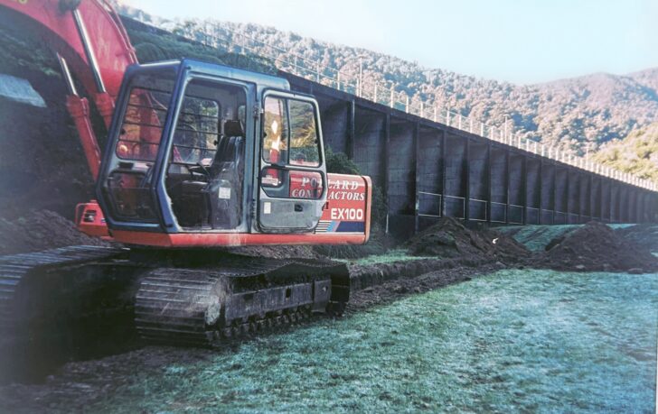 Pollards trenching for a new scour valve at Morton Dam (circa early 1990s) - Photographer: Lance Harrison