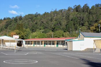Wainuiomata Primary School - 2010 https://www.virtualoceania.net/newzealand/photos/cities/lowerhutt/wainuiomata/nz1607.shtml