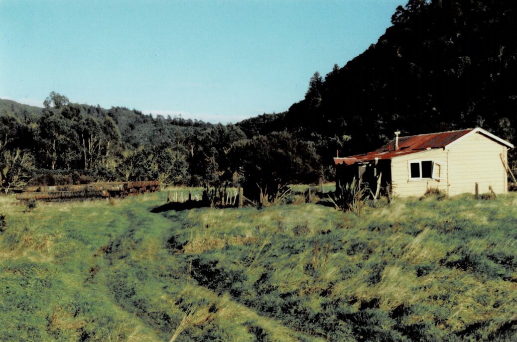 Scout Pearson Hut on The Terrace in Reservoir Valley - 1995 -© Jeremy Foster
