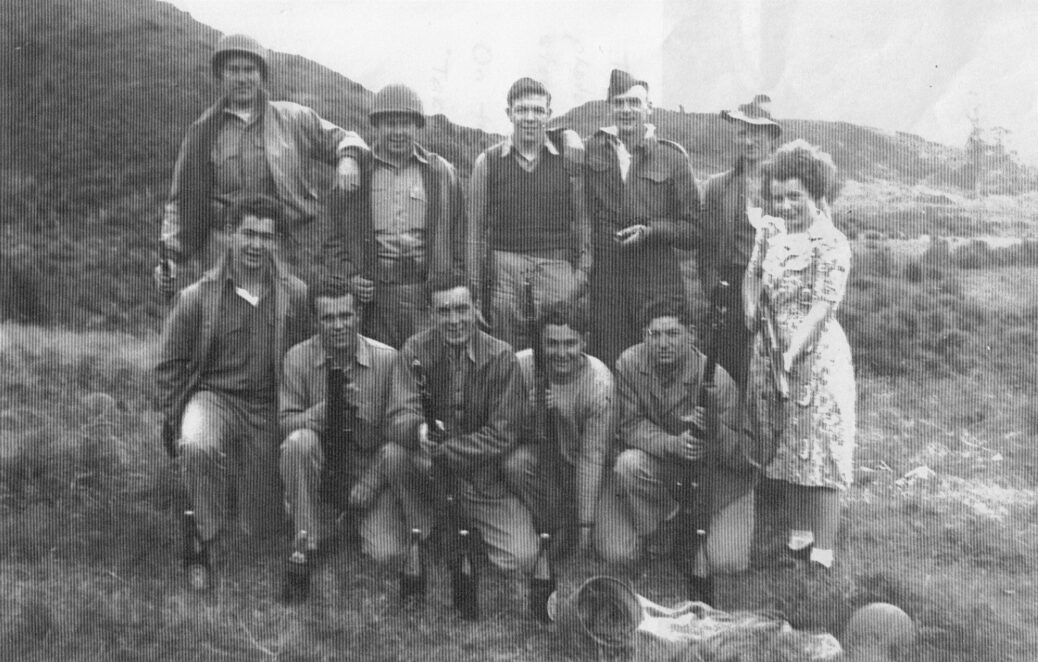 Group of American G.I.'s and local lads plus Maisie Burt at Wainuiomata for a pig hunt - ex Les Dalton c1944 - WHMS: P1509